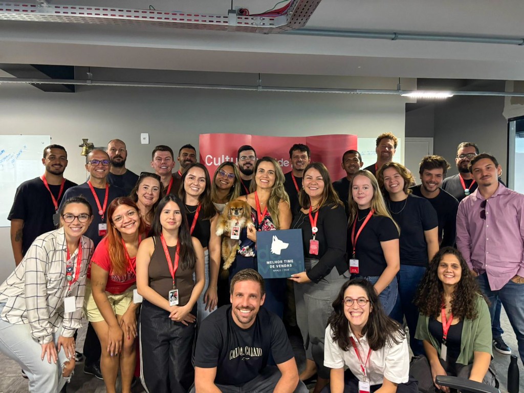 Time comercial MySide reunido após conquista